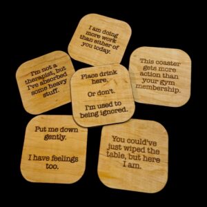 6 graveeringuga vineerist klaasialust