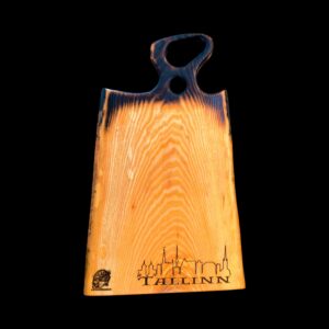 Põletatud puidust lõikelaud oma disainiga